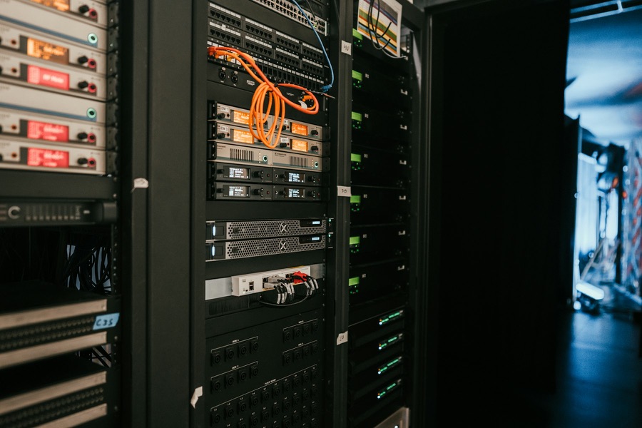 Een serverrack met oranje netwerkkabels in een serverruimte